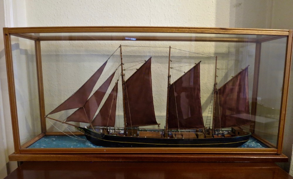 CASED SHIPS MODEL: 3-MASTED SCHOONER 