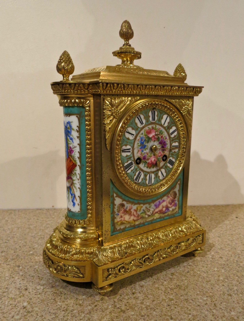 FINE PORCELAIN MOUNTED ORMOLU MANTEL CLOCK