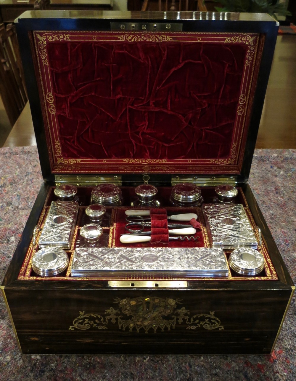 LADYS INLAID & WELL FITTED DRESSING CASE