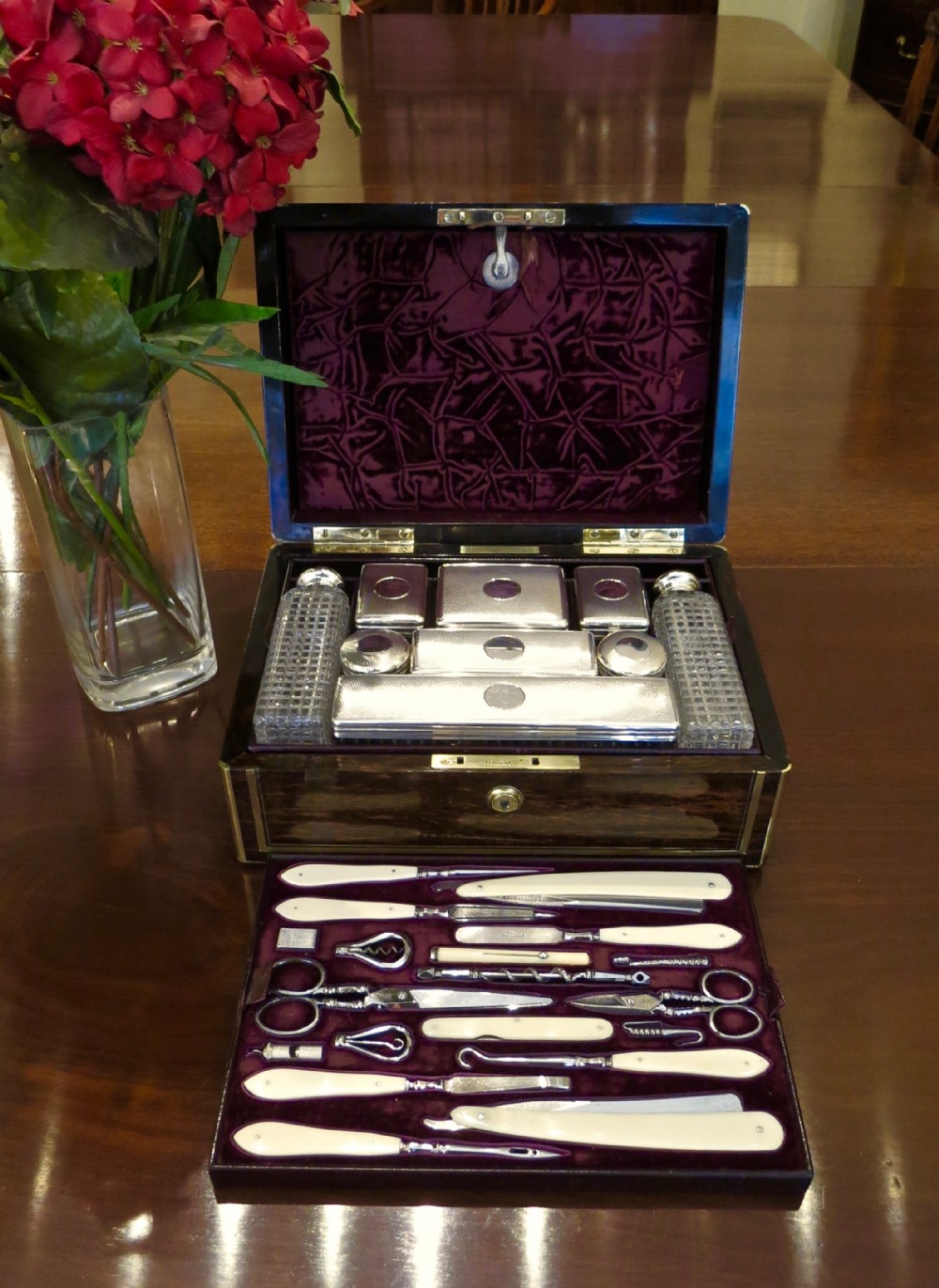BEAUTIFULLY FITTED GENTS DRESSING CASE