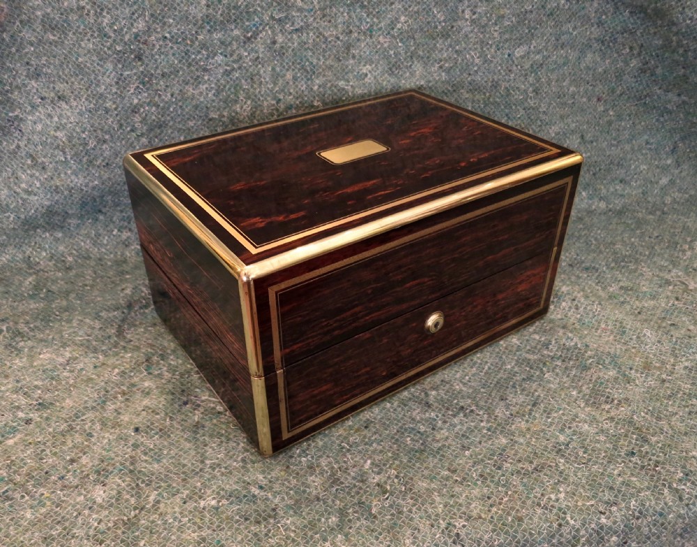BEAUTIFULLY FITTED GENTS DRESSING CASE View III