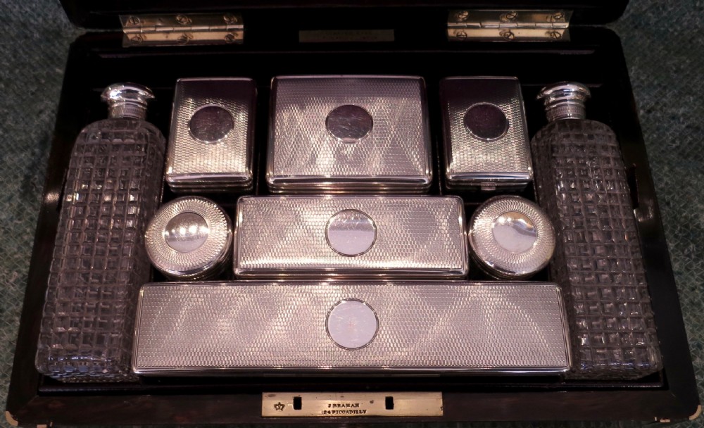 BEAUTIFULLY FITTED GENTS DRESSING CASE View IV