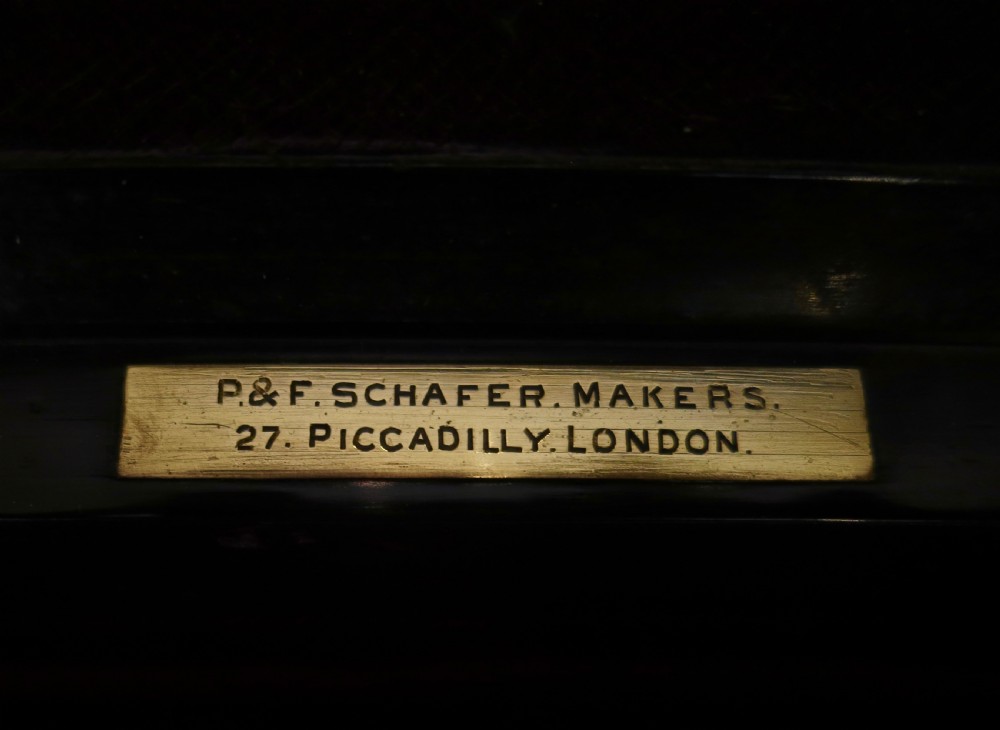 BEAUTIFULLY FITTED GENTS DRESSING CASE View VIII