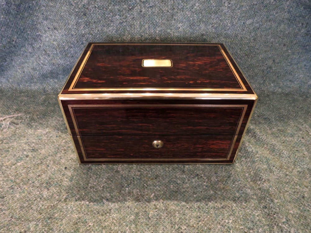 BEAUTIFULLY FITTED GENTS DRESSING CASE View IX