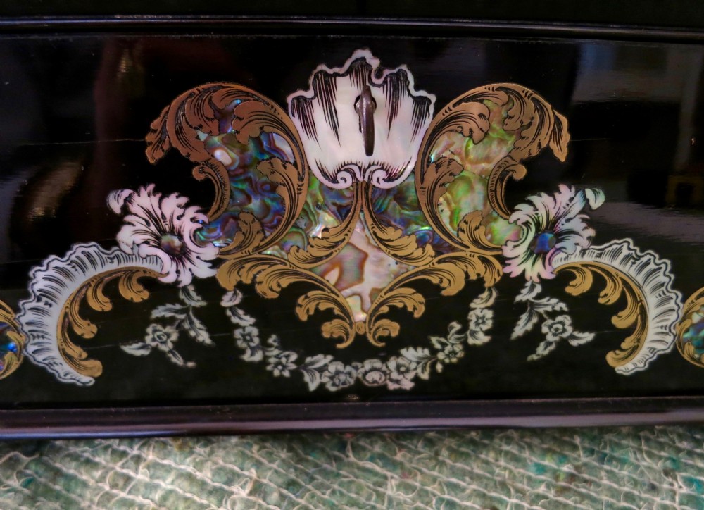 VERY FINE FITTED REGENCY SEWING BOX View IV