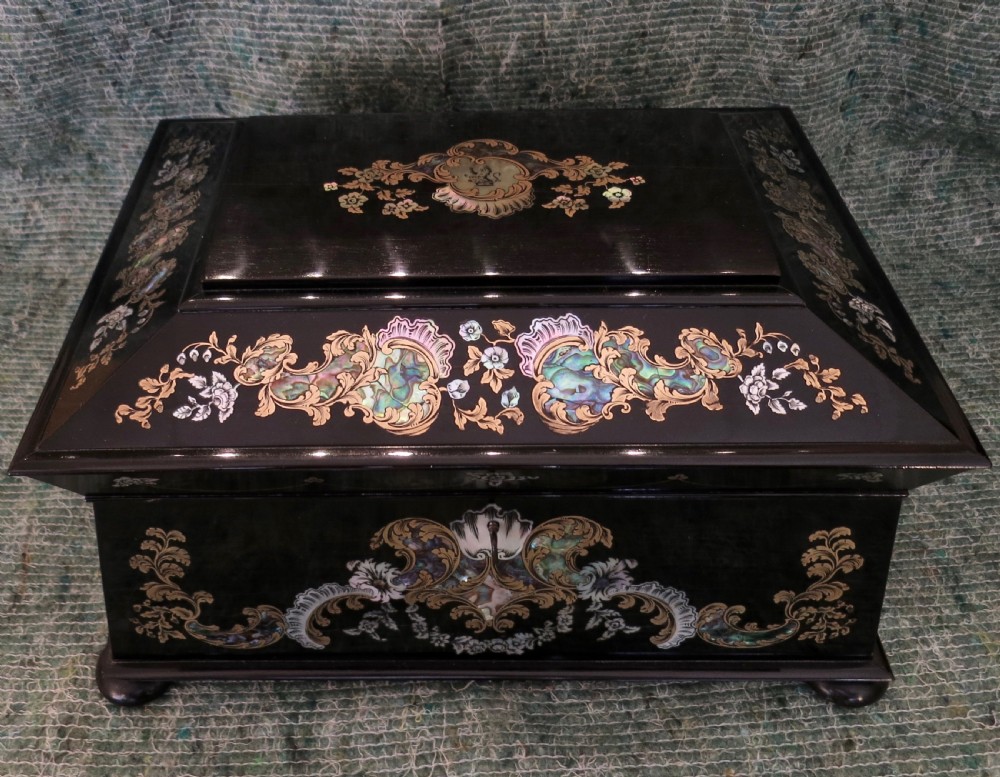 VERY FINE FITTED REGENCY SEWING BOX View VII