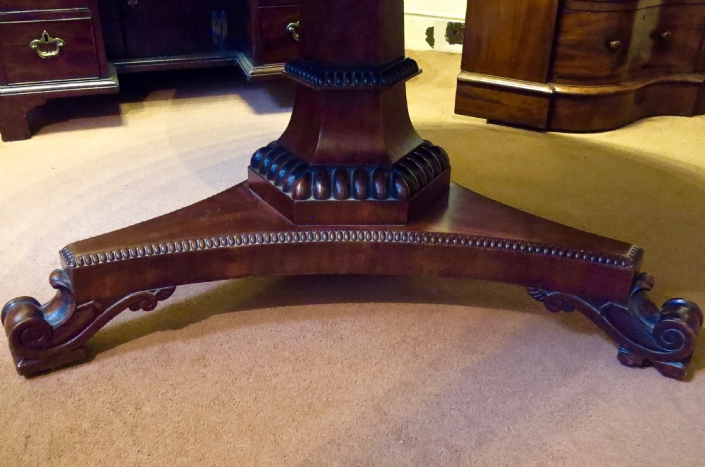 GILLOWS: A FINE CIRCULAR DINING TABLE View III