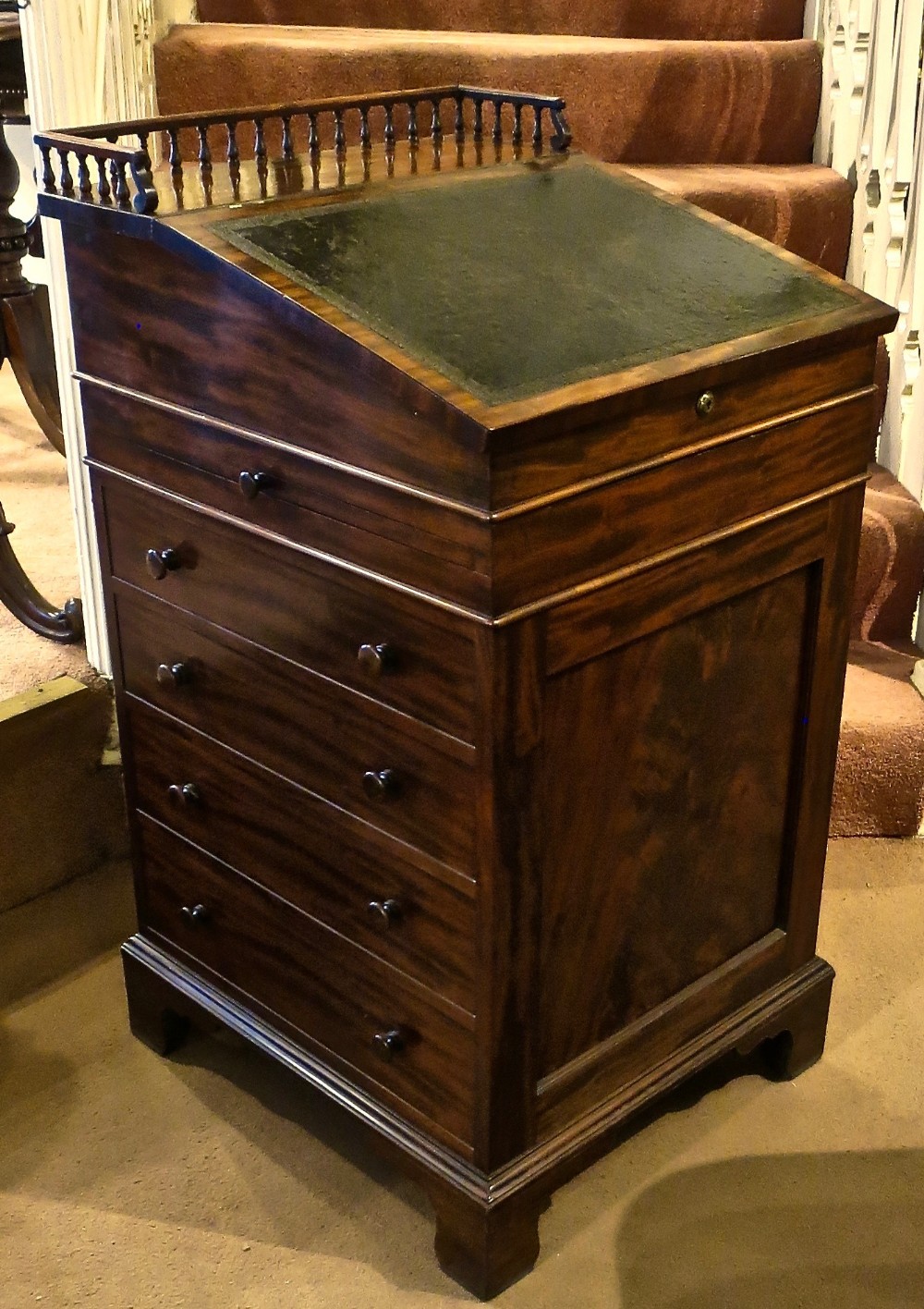 GILLOWS OF LANCASTER: FINE SLIDING-TOP DAVENPORT