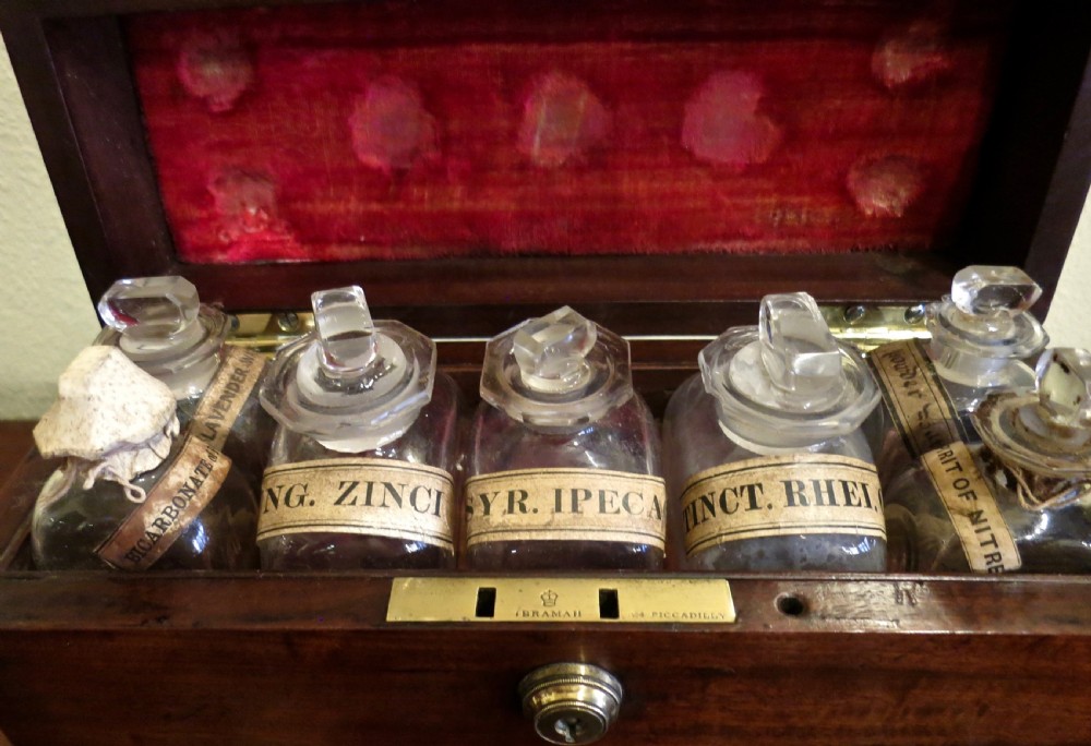 FITTED MEDICINE BOX OF COMPACT SIZE View II