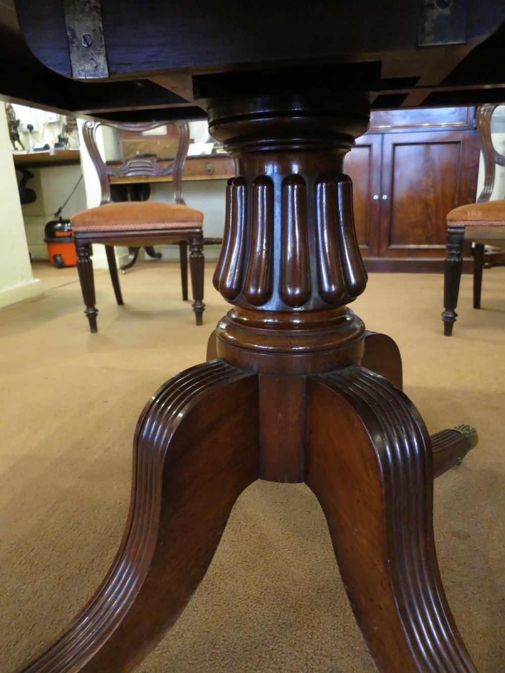 PRETTY PEDESTAL DINING TABLE BY GILLOWS View V
