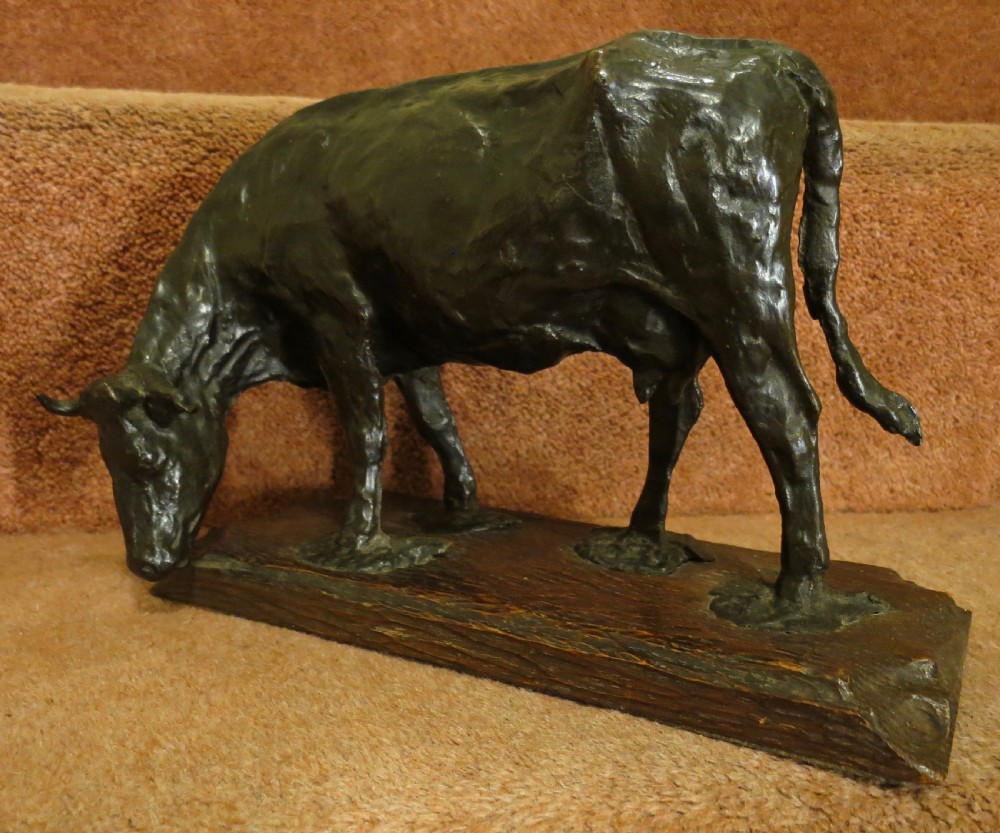 ANONYMOUS: A CHARMING BRONZE  SCULPTURE OF A COW! View II