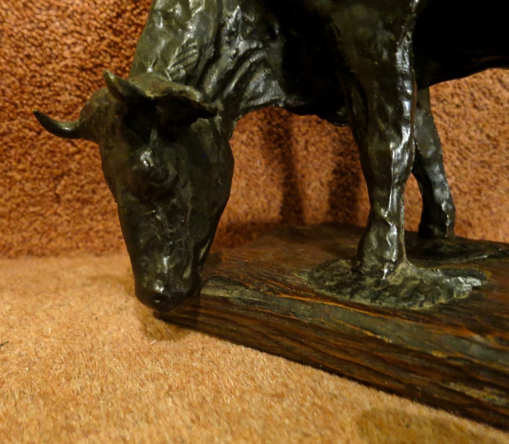 ANONYMOUS: A CHARMING BRONZE  SCULPTURE OF A COW! View III