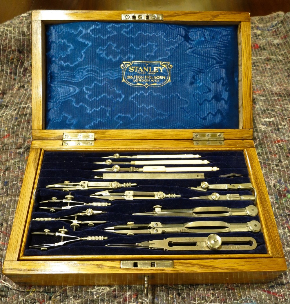  FITTED BOX OF DRAUGHTSMAN'S DRAWING IMPLEMENTS
