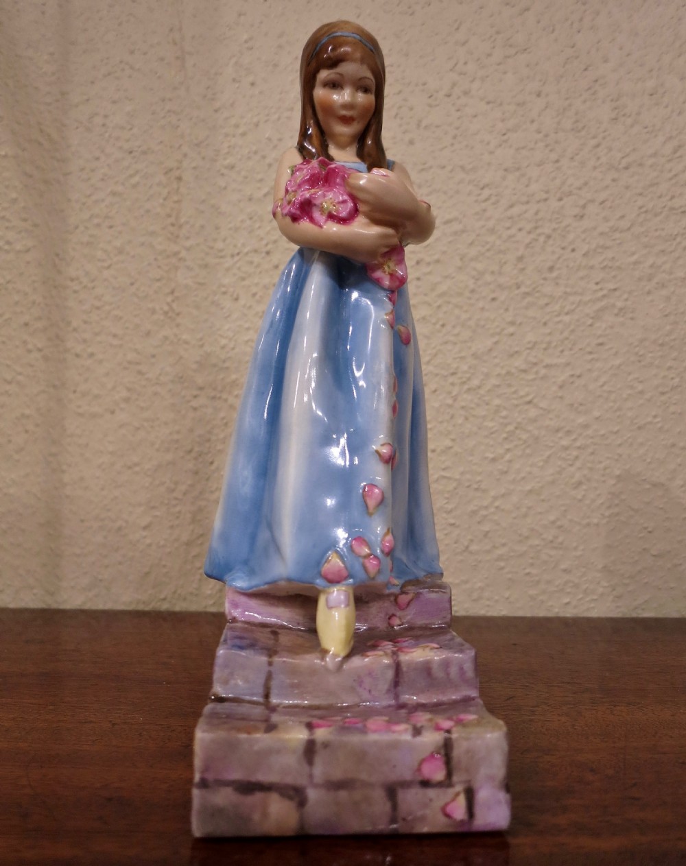 ROYAL WORCESTER PORCELAIN FIGURE: 