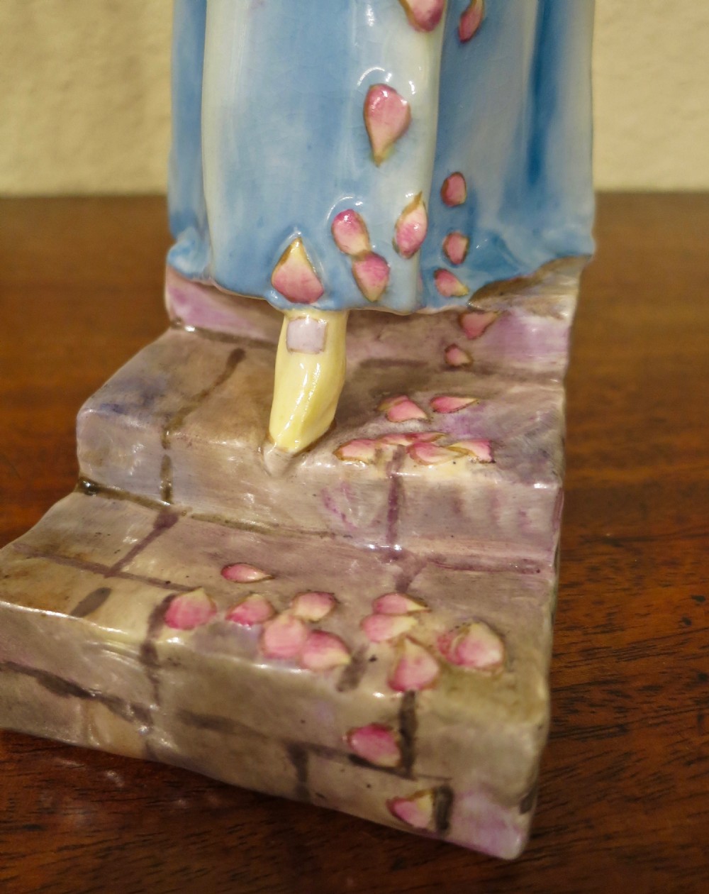 ROYAL WORCESTER PORCELAIN FIGURE: 