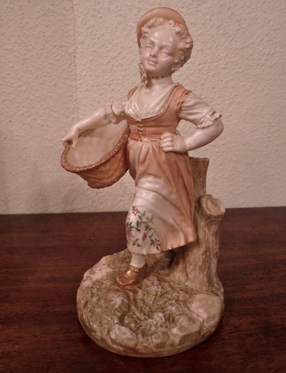 FINE ROYAL WORCESTER FIGURE BY JAMES HADLEY