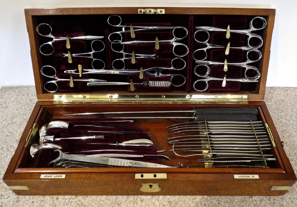 FULLY FITTED SURGEON'S OPERATING BOX View III