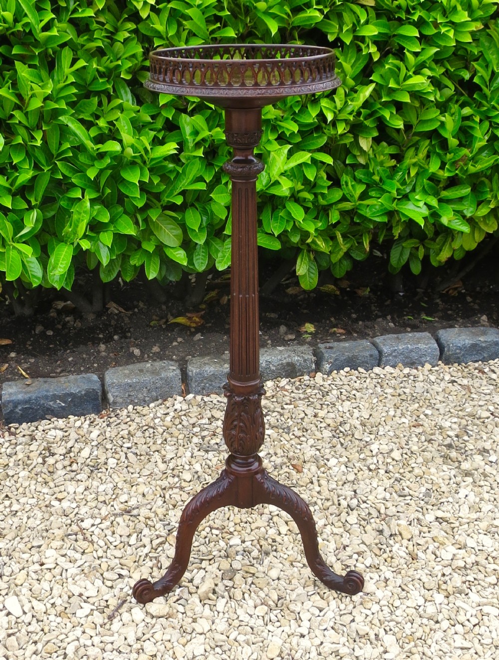 18TH CENTURY STYLE MAHOGANY TORCHERE