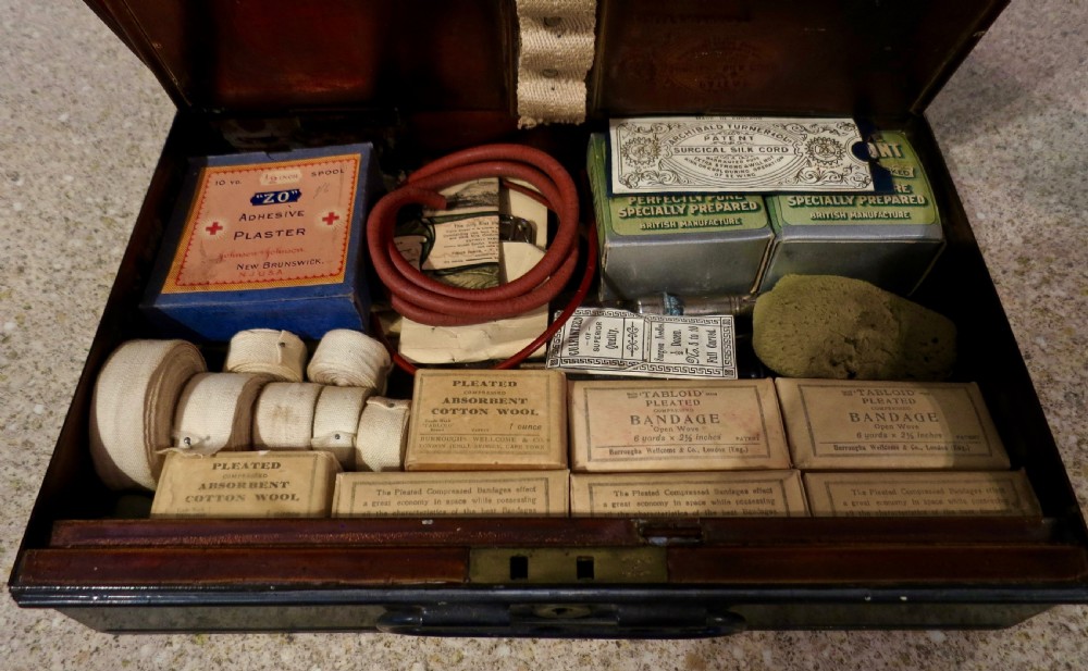 EDWARDIAN MILITARY BOX OF MEDICAL SUPPLIES View III
