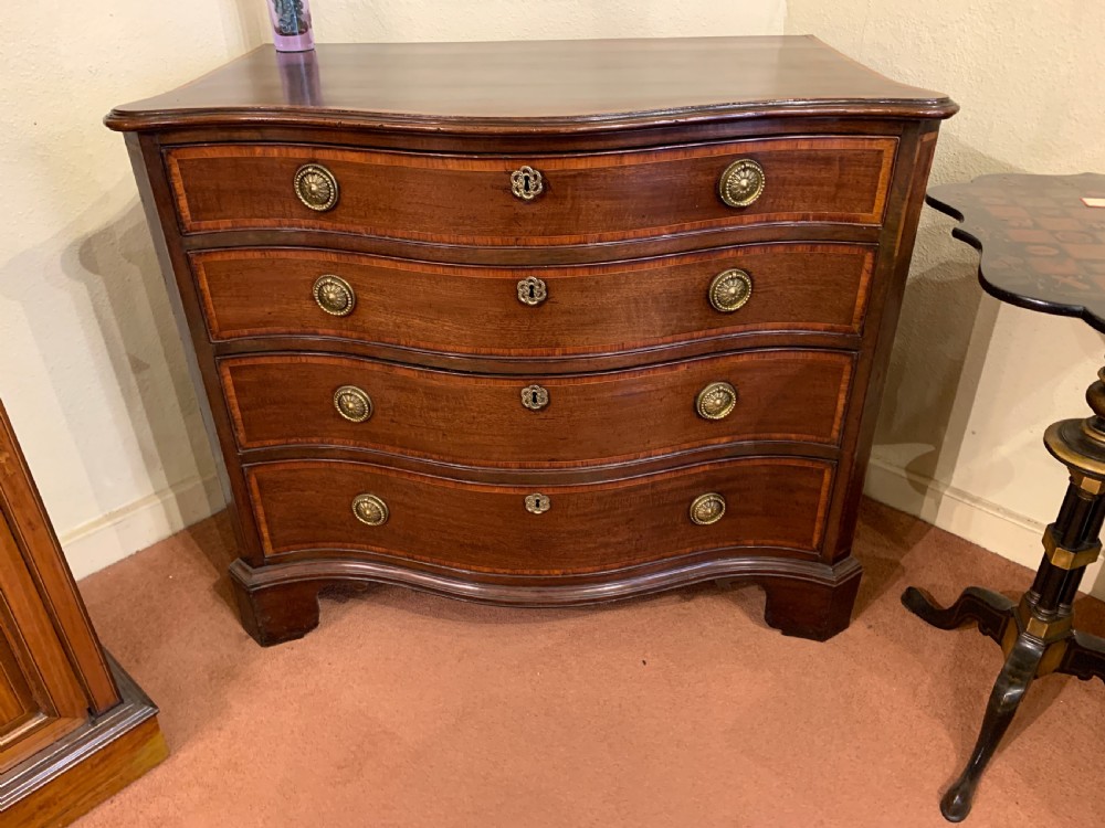 Beautiful 18th Century Serpentine Chest of Drawers View VII
