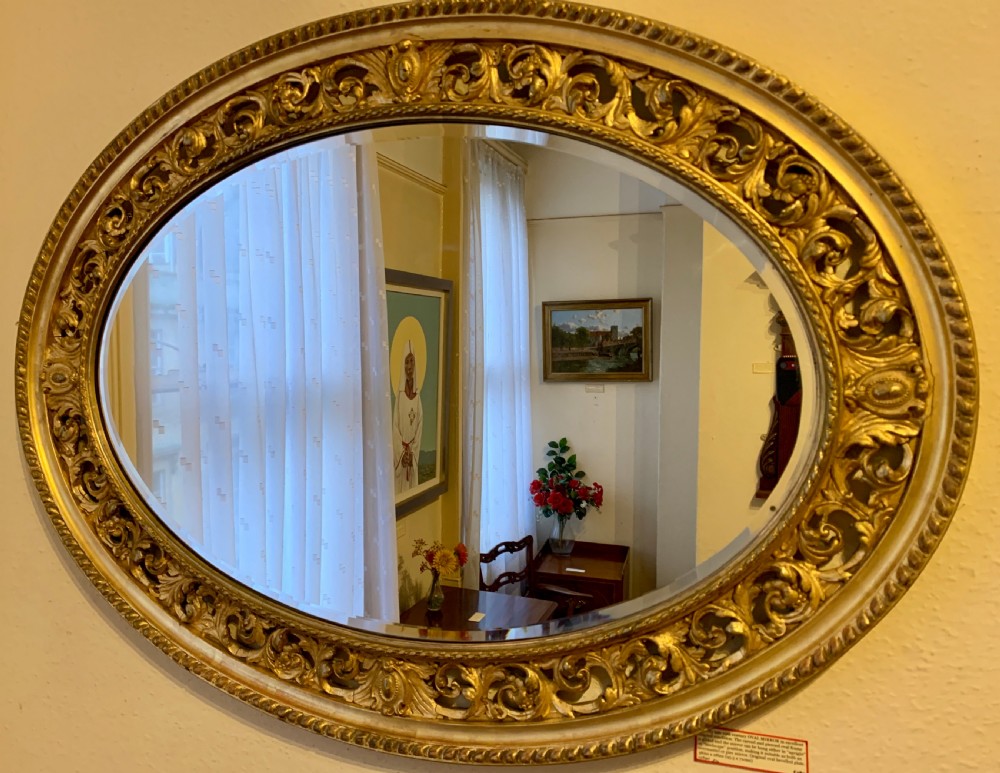 Pretty Oval Wall Mirror