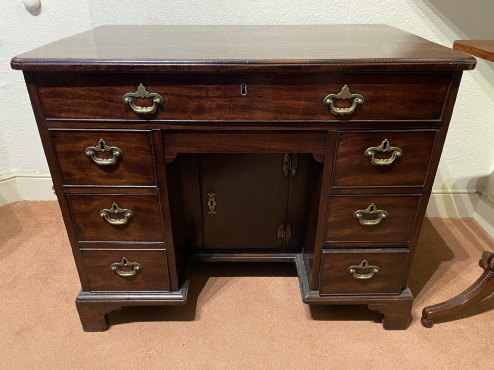 Quality Mid 18th Century Mahogany Kneehole Desk