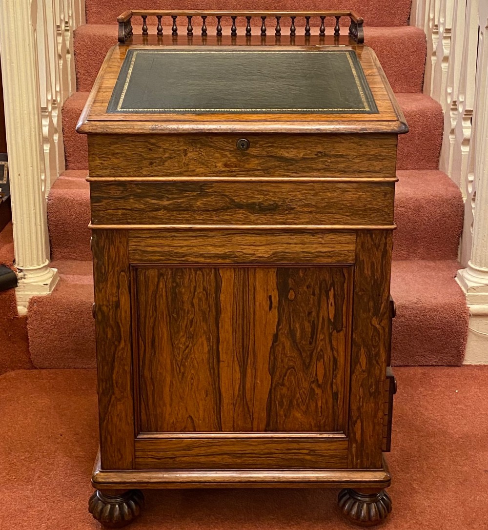 Gillows of Lancaster: A finest quality rosewood Davenport
