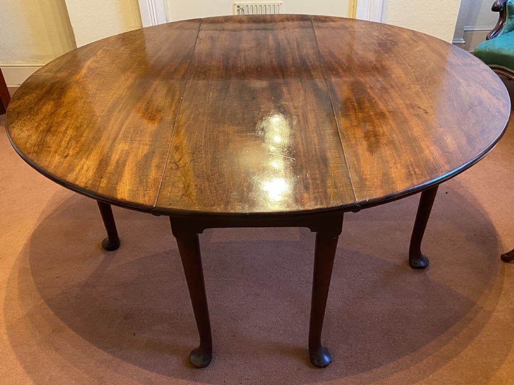 A good Georgian oval mahogany drop-leaf dining table