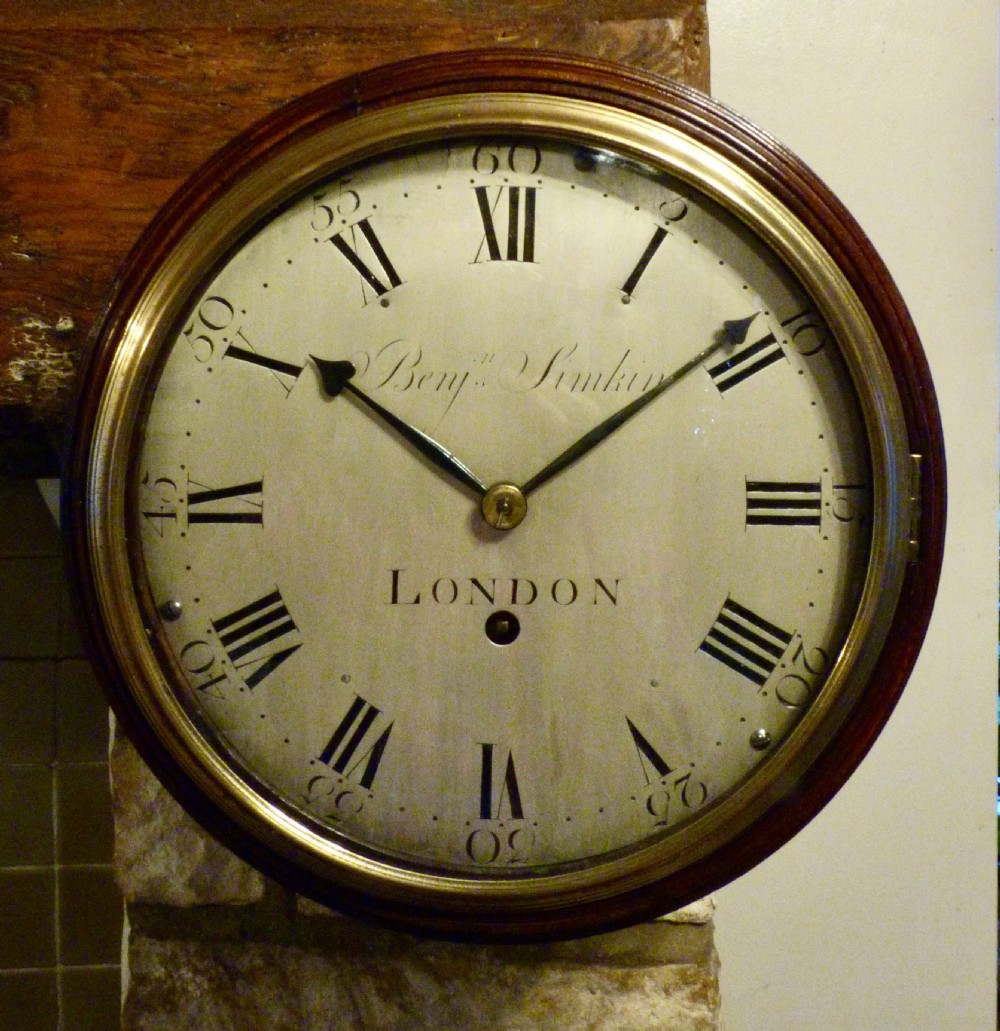 A SMALL 18TH CENTURY WALL CLOCK WITH VERGE MOVEMENT
