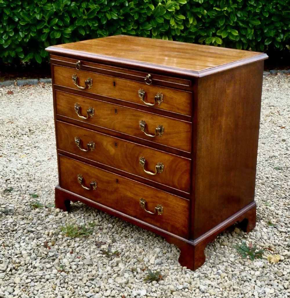 SMALL 18TH CENTURY MAHOGANY CHEST-OF-DRAWERS