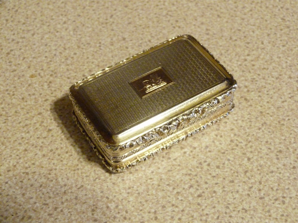 HIGH QUALITY GOLD-INLAID SILVER SNUFF BOX View IV