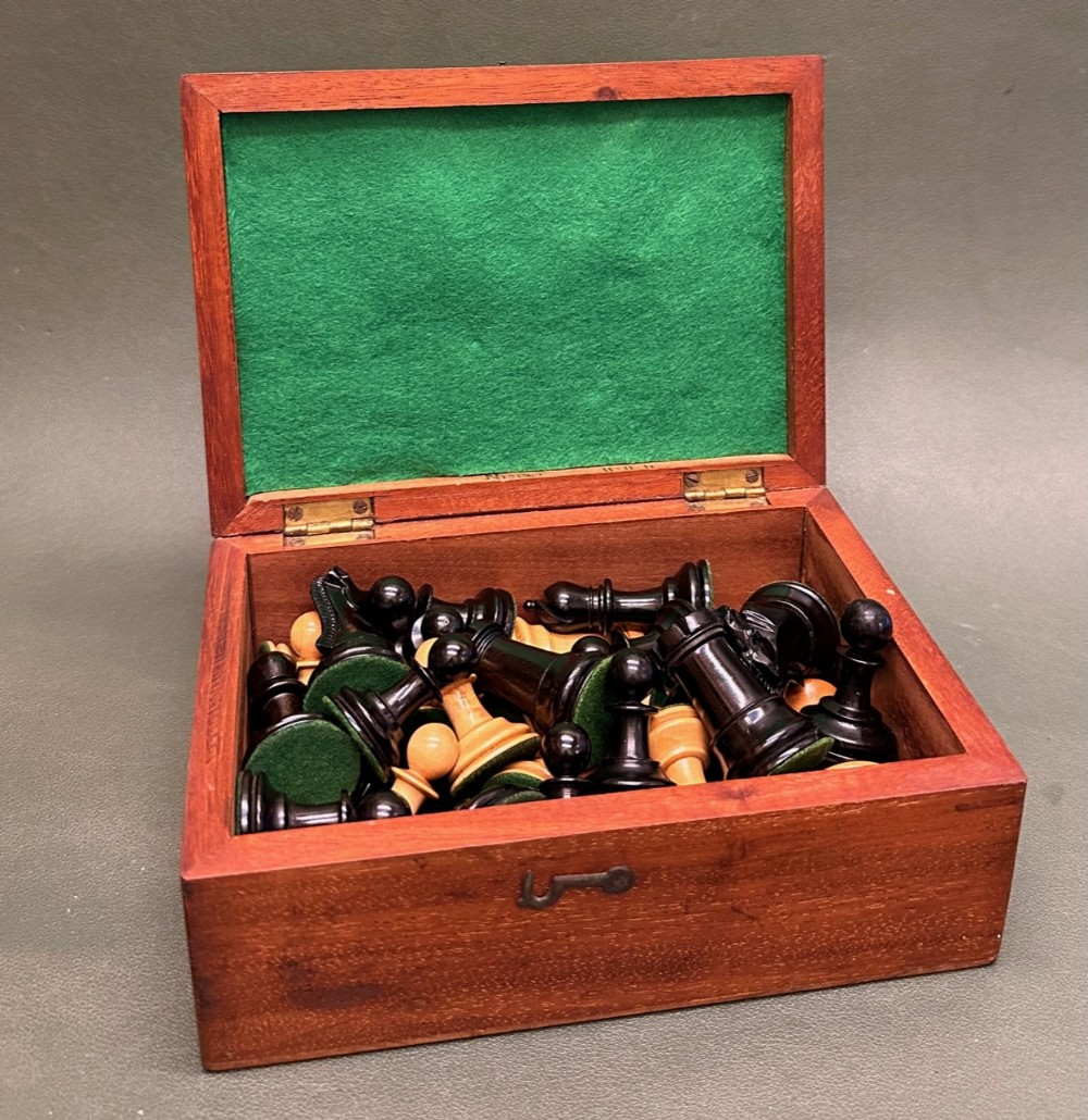 Mahogany cased Staunton Chess Set (King 7.5cm)