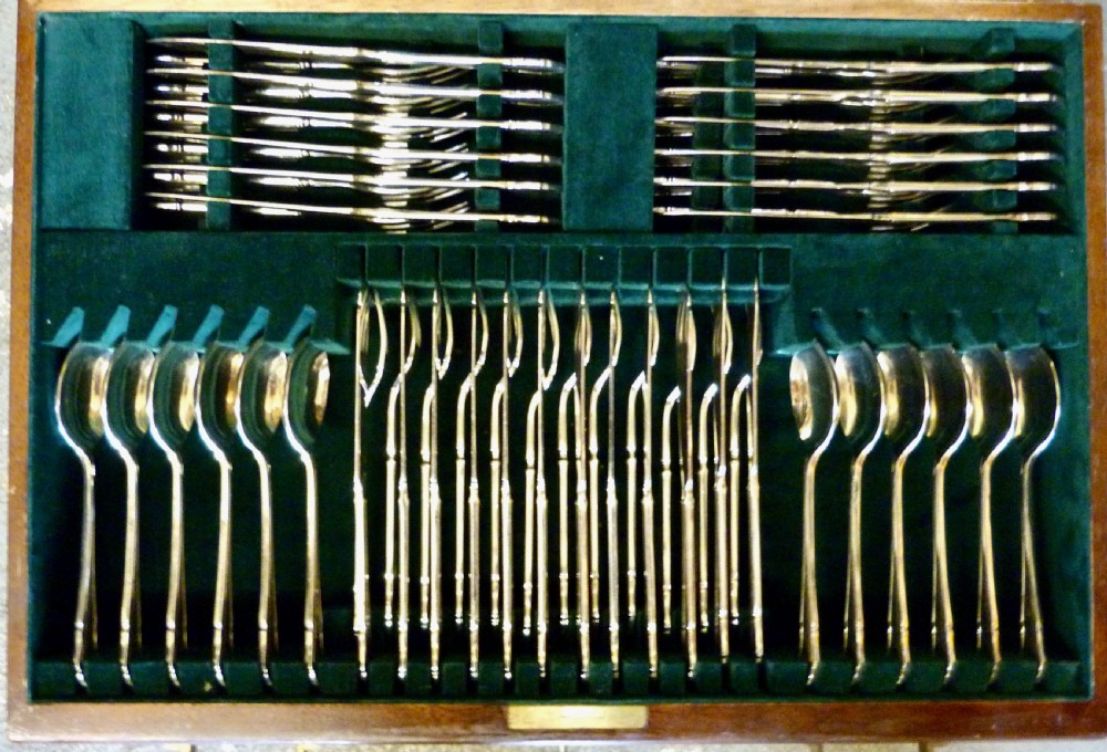 AN EXCELLENT CUTLERY CANTEEN FOR TWELVE SETTINGS View III