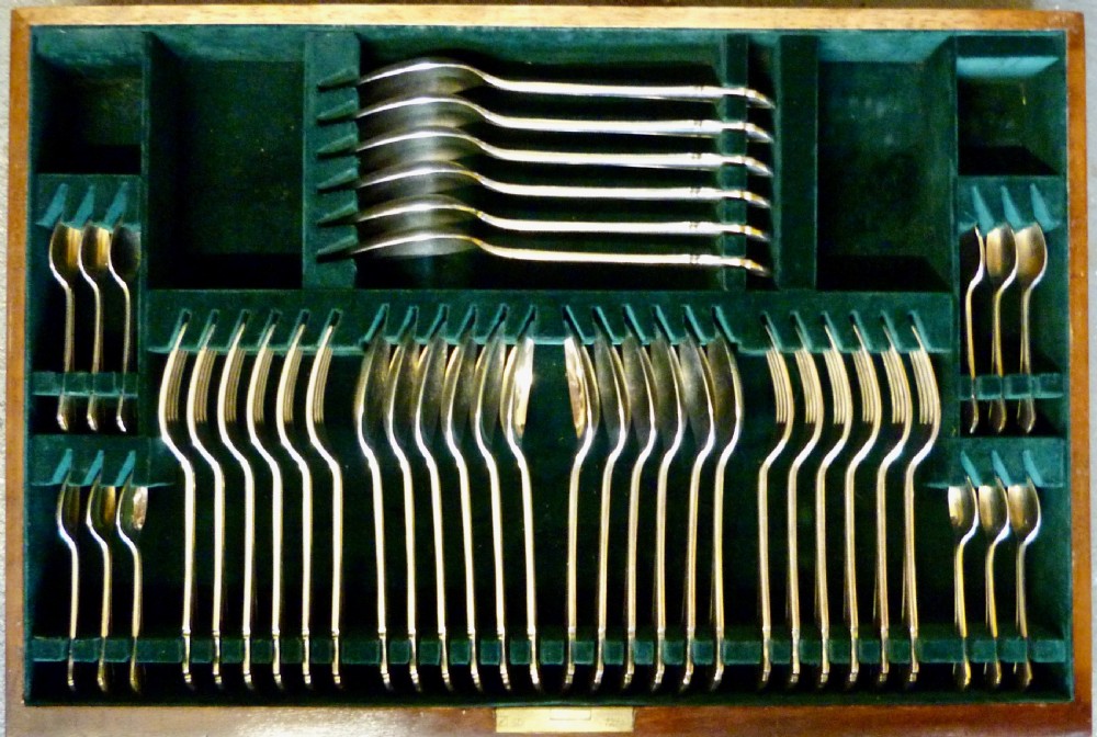 AN EXCELLENT CUTLERY CANTEEN FOR TWELVE SETTINGS View IV