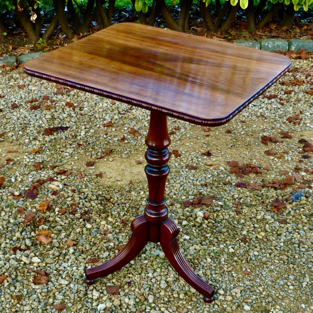 GILLOWS: FINE WINE TABLE IN GONZALES ALVEZ