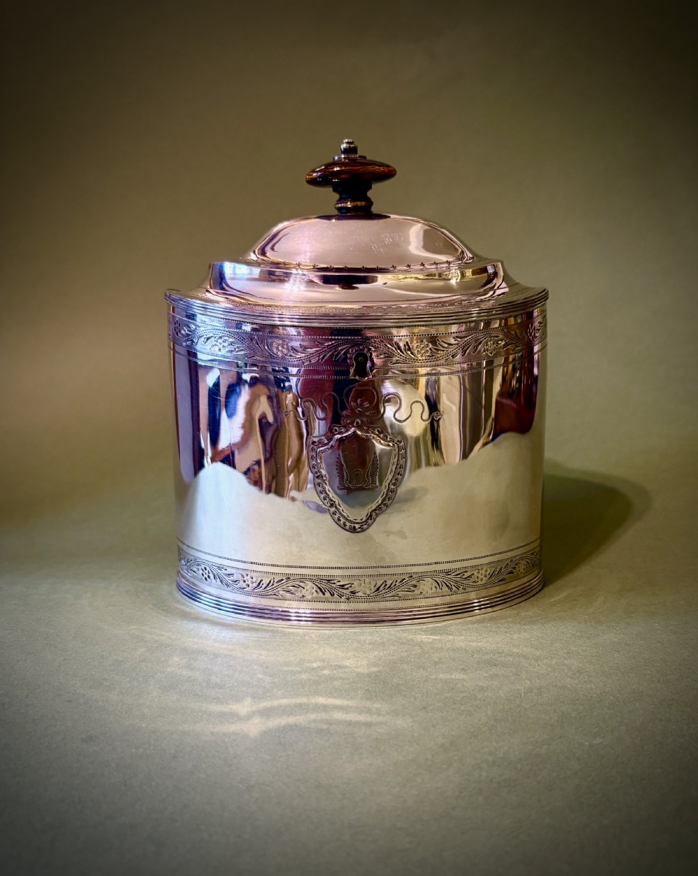 A FINE GEORGE III SILVER TEA CADDY