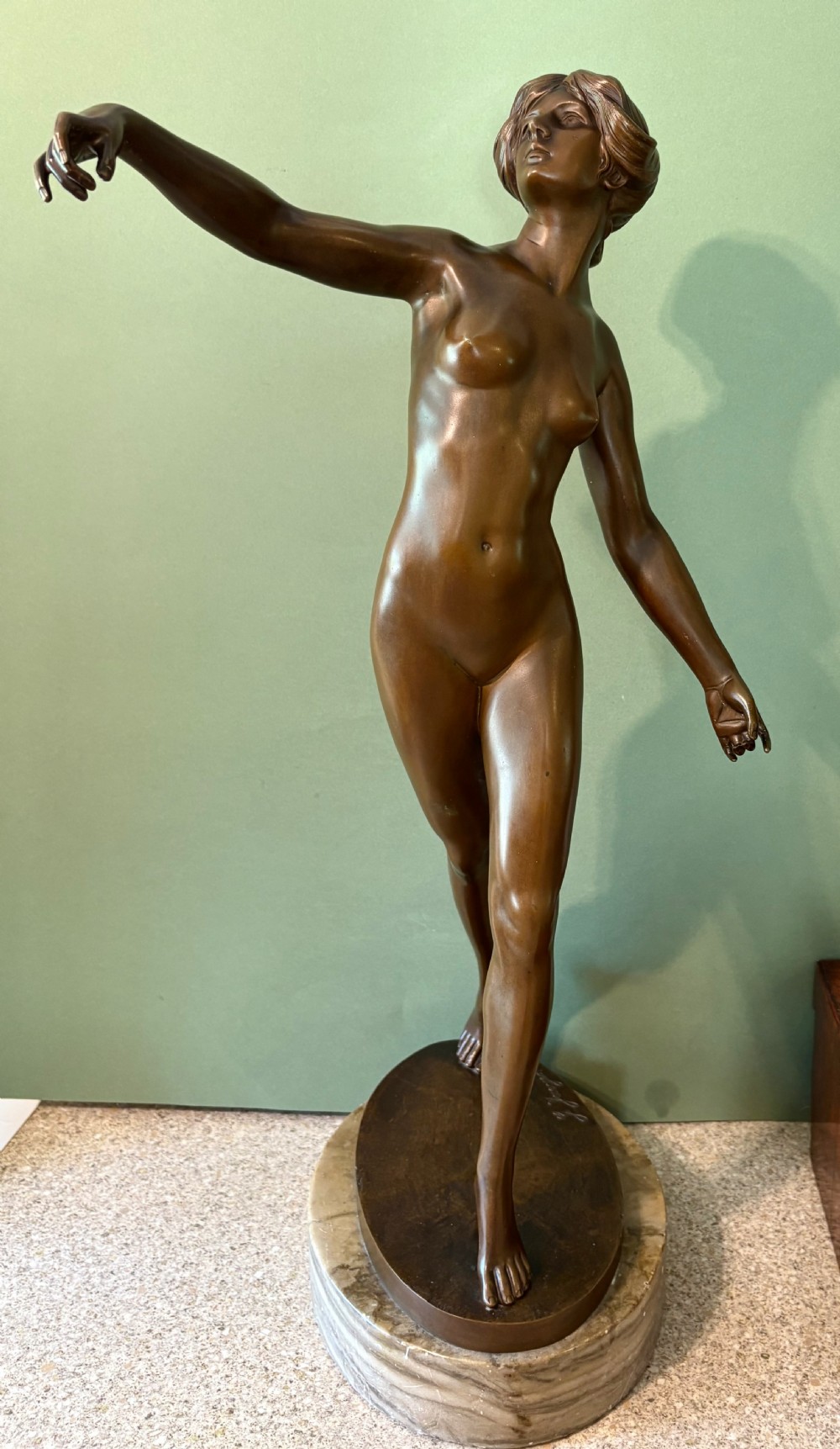 A FINE LARGE ELEGANT BRONZE FIGURE