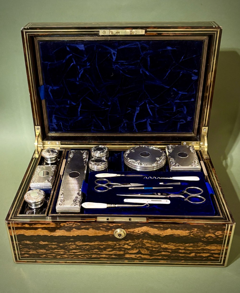 GOOD COROMANDEL DRESSING CASE BY LUND View IV