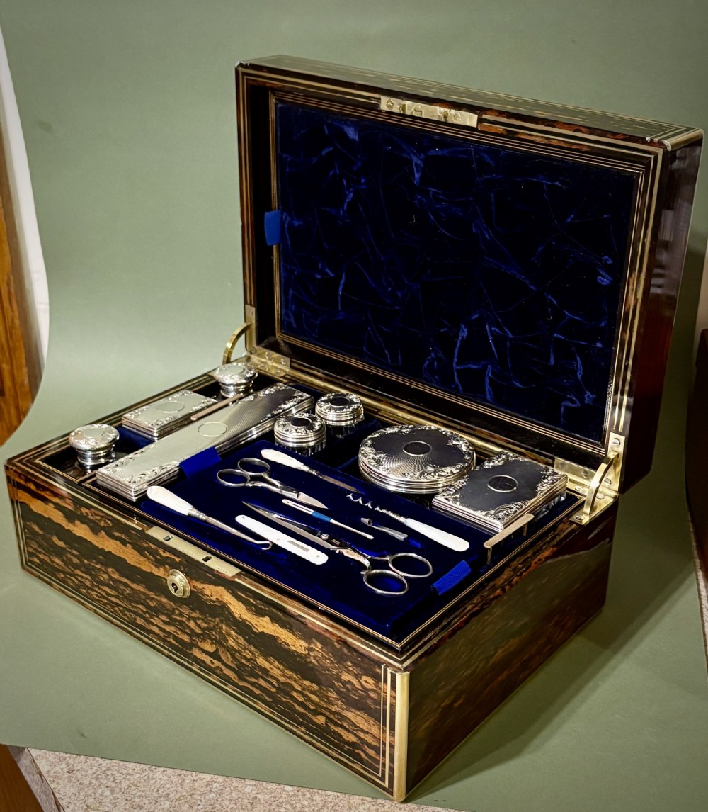 GOOD COROMANDEL DRESSING CASE BY LUND View VIII