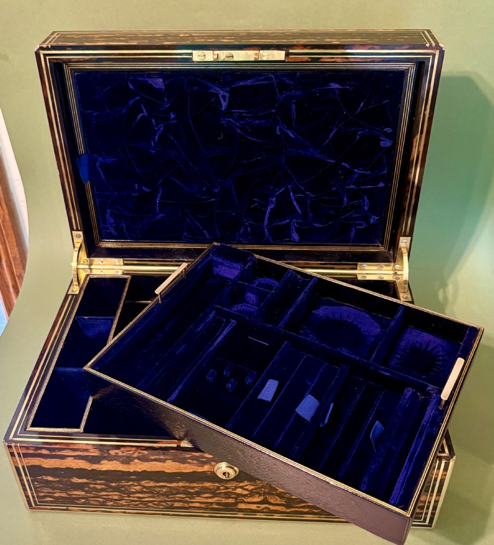 GOOD COROMANDEL DRESSING CASE BY LUND View IX