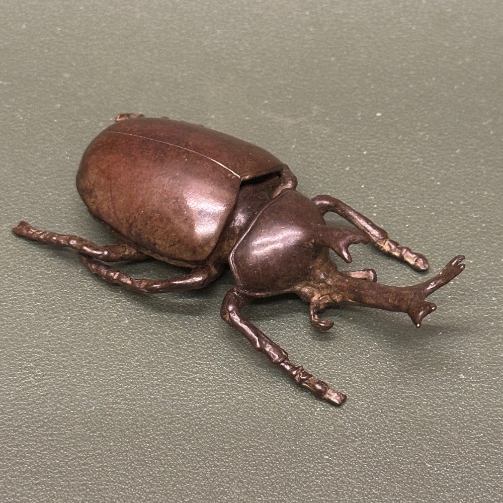 Japanese bronze Okimono of a Rhinoceros Beetle (Meiji Period 1868-1912) – Signed.
