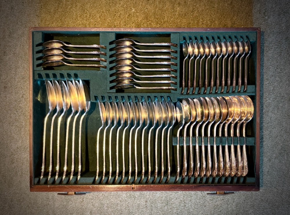 HARRODS COMPLETE CANTEEN OF CUTLERY View VIII