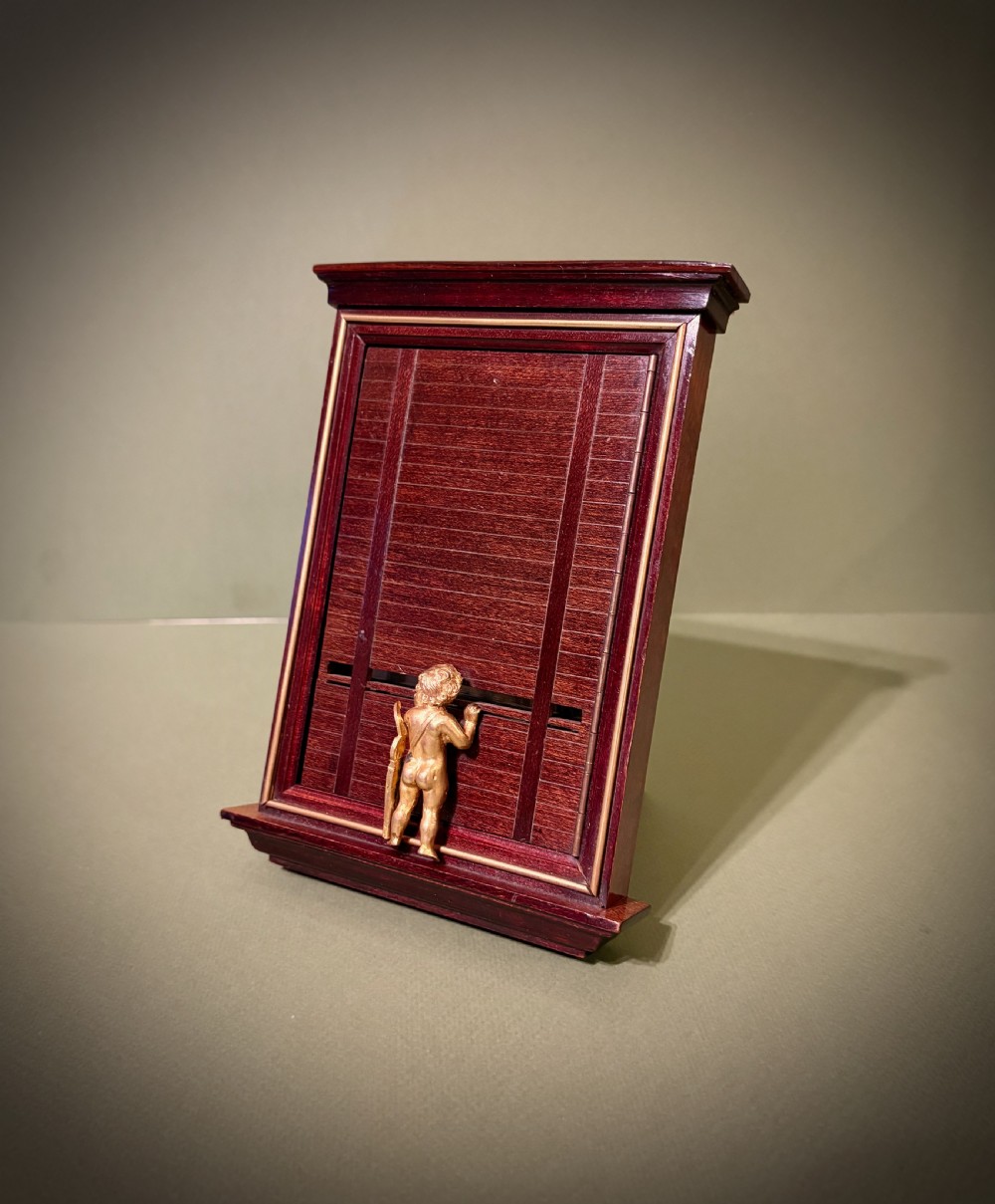 CHARMING VICTORIAN PHOTOGRAPH FRAME