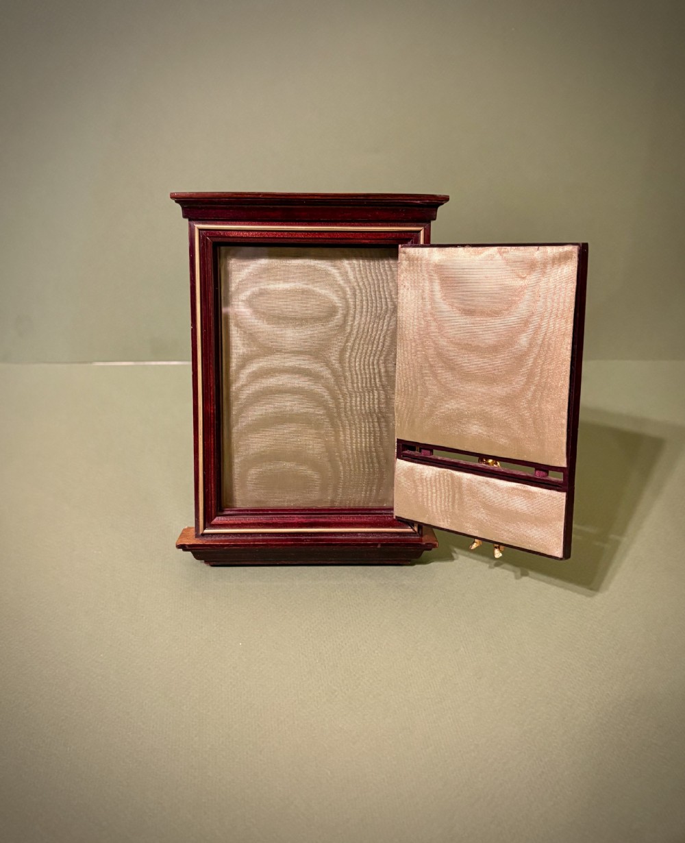 CHARMING VICTORIAN PHOTOGRAPH FRAME View III