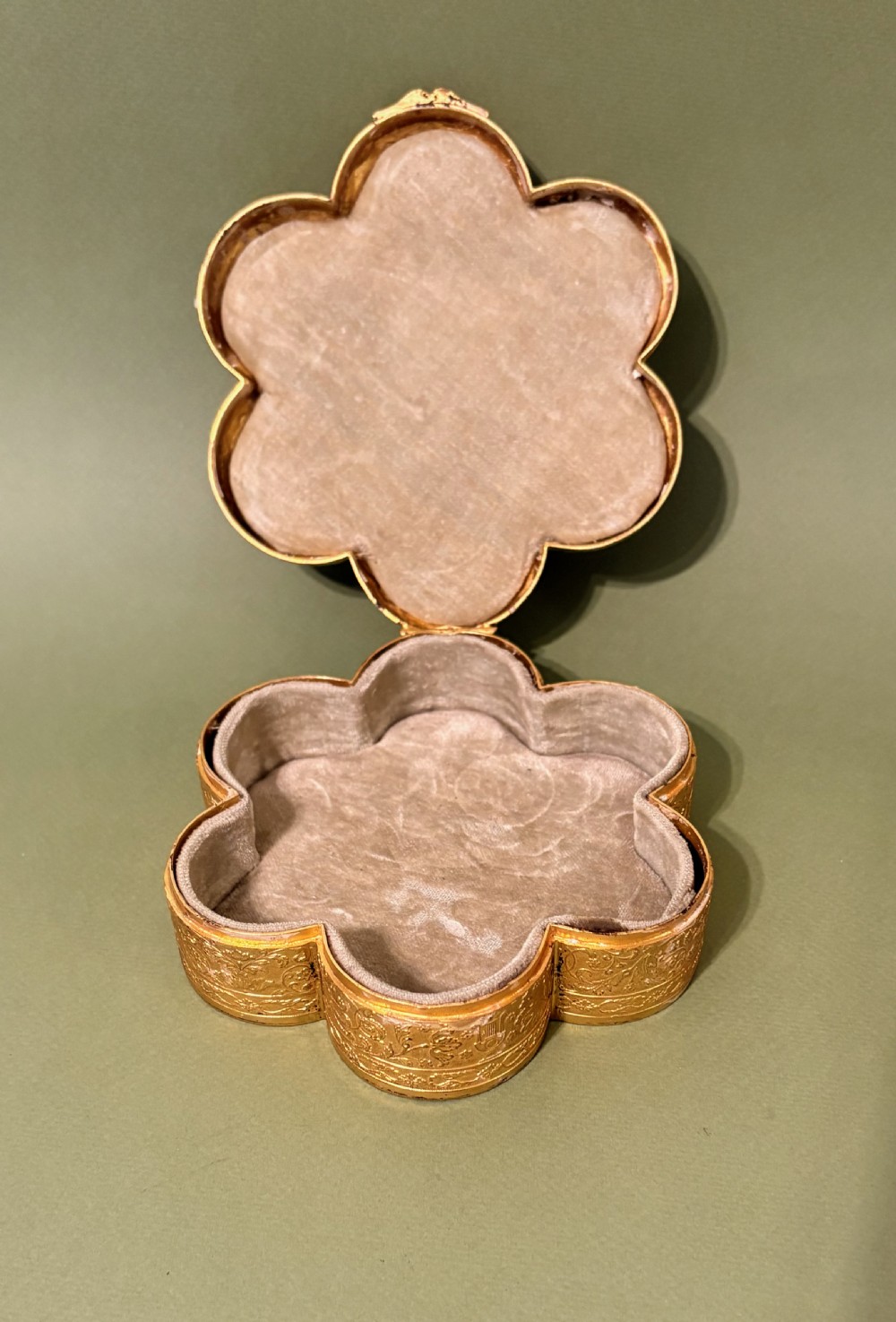 CHARMING FRENCH JEWELLERY/TRINKET BOX View IV