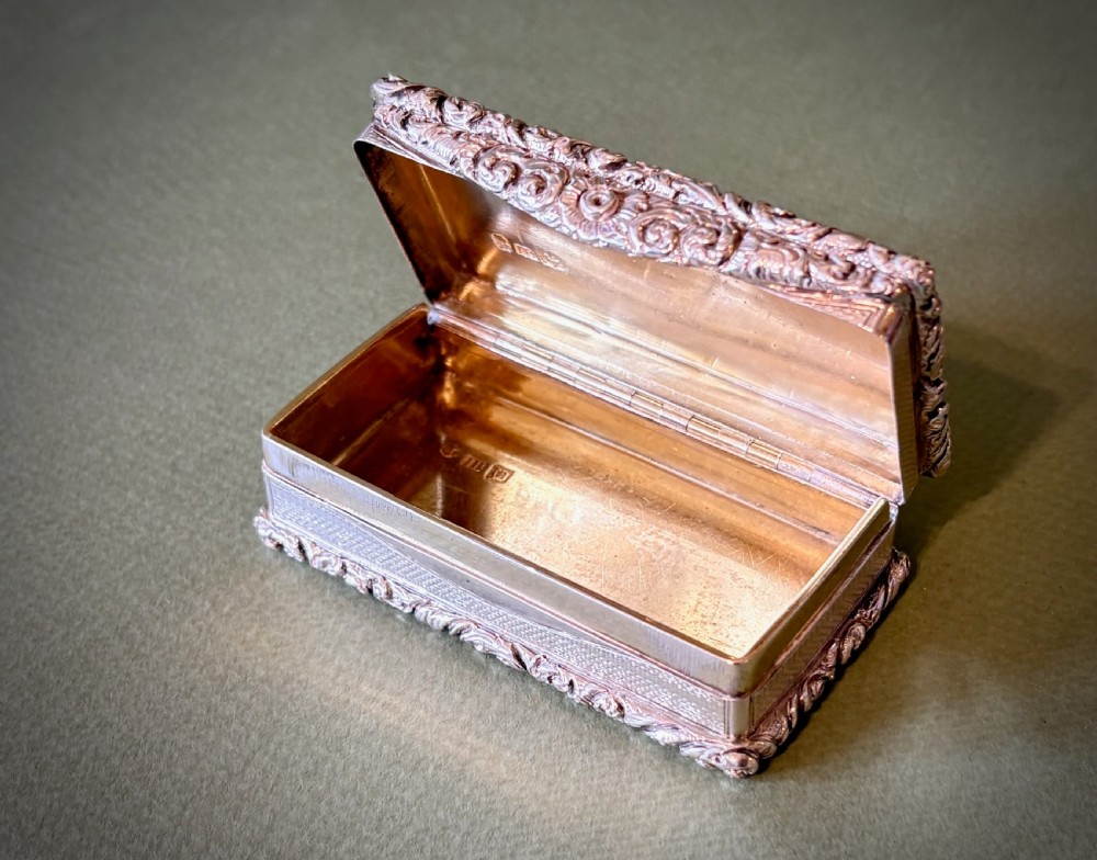 A GOOD HEAVY SILVER SNUFF BOX View IV
