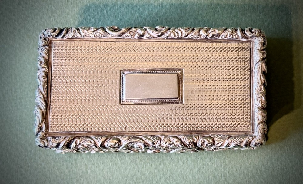 A GOOD HEAVY SILVER SNUFF BOX View VI