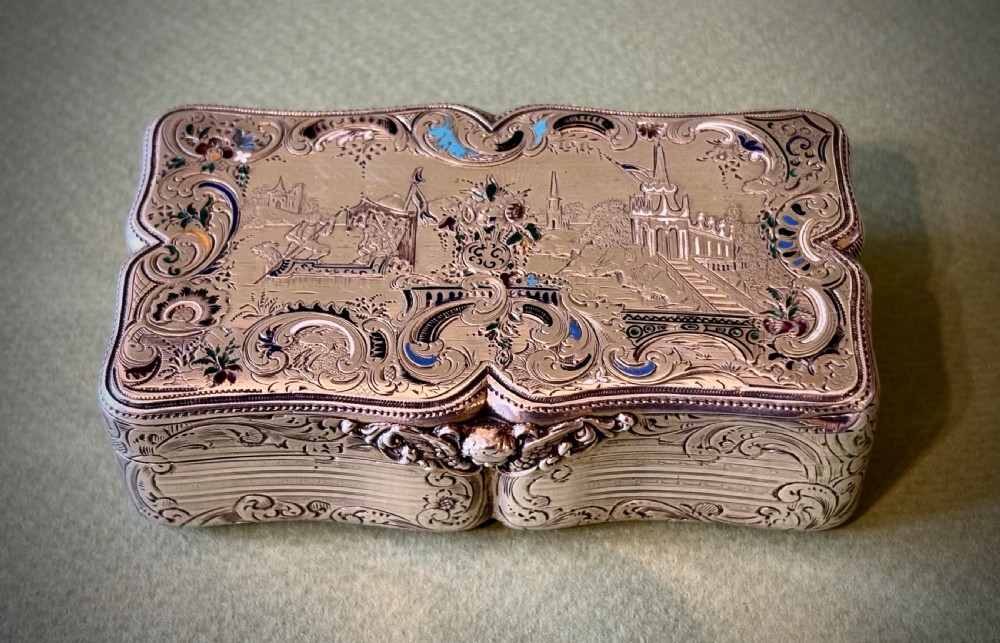 A VERY FINE ENGRAVED SILVER SNUFF BOX