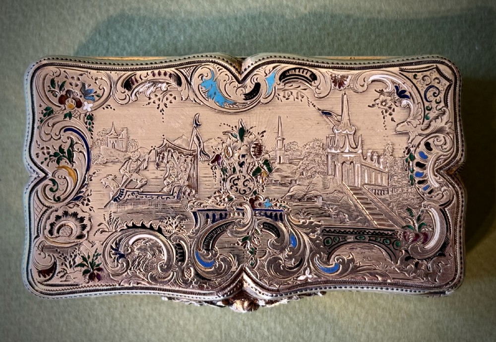 A VERY FINE ENGRAVED SILVER SNUFF BOX View III