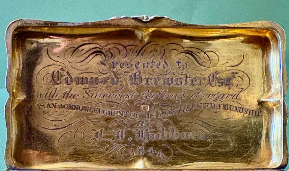 A VERY FINE ENGRAVED SILVER SNUFF BOX View IV